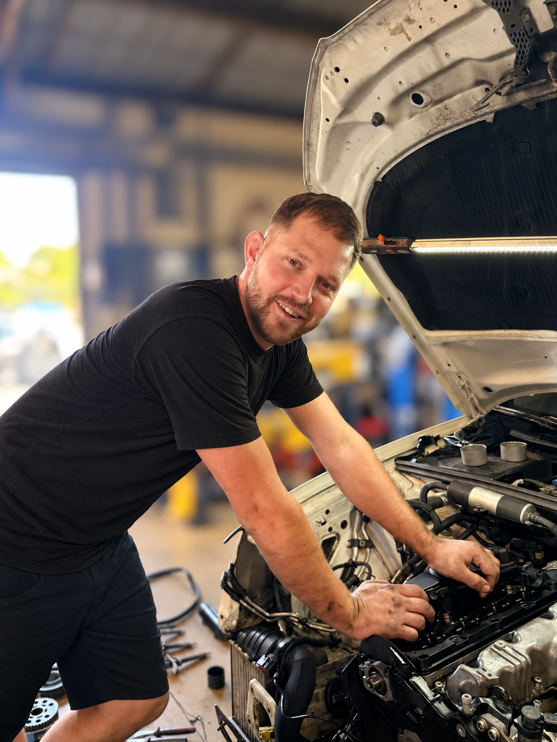 Tony au travail, près de votre voiture
